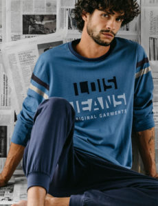Home amb una camiseta de màniga llarga LOIS de color marèngo, destacant la seva elegància i versatilitat.