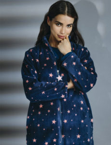 Dona amb un pijama estelat de LOIS en tonalitat blau, destacant l'estil i confort del producte.